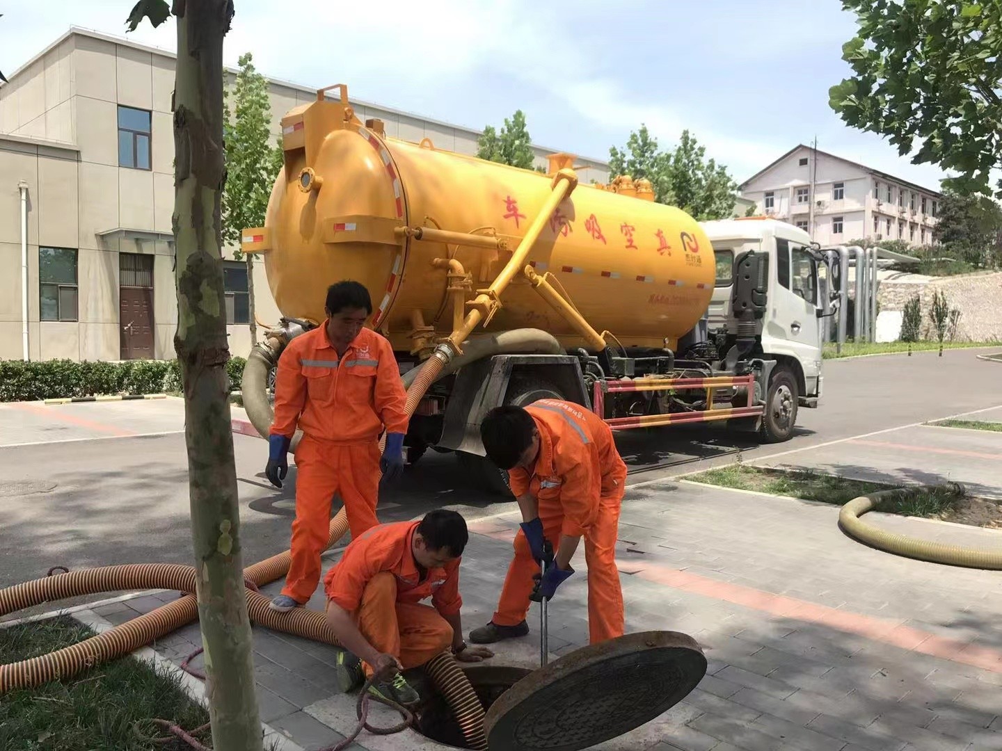 湖州管道疏通车停在窨井附近