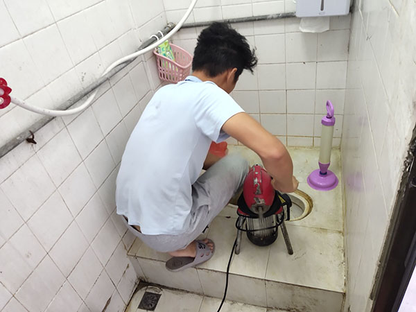 湖州肥皂掉到马桶里把马桶堵住了怎么办？马桶堵住了怎么办