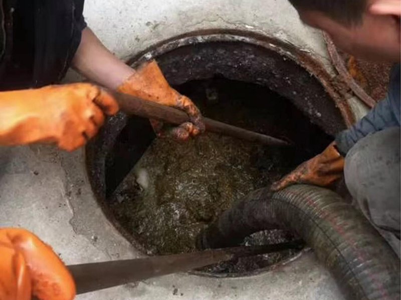 湖州清理化粪池时如何避免沼气的危害？